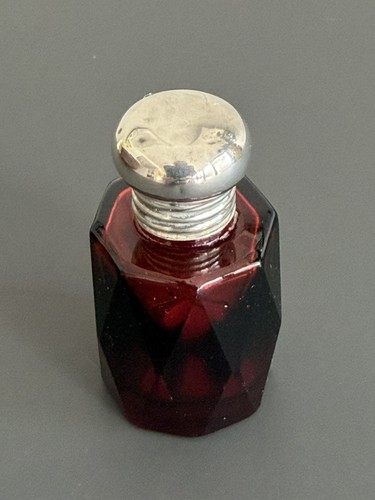 Antique small ruby - small, faceted